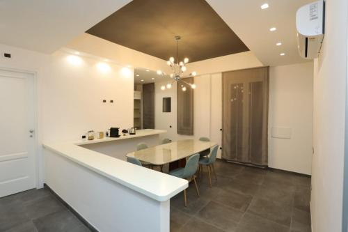 A bathroom at Delia Rooms & Gallery