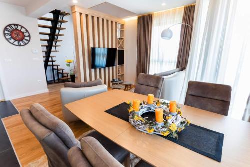 a dining room with a table and chairs at Vip Casa Club Zlatibor in Zlatibor