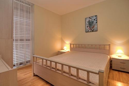 Un pat sau paturi într-o cameră la Sun City I Apartments