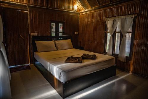 sypialnia z łóżkiem z dwoma butami w obiekcie AoNang Bamboo Pool Resort w Aonang Beach
