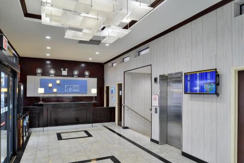 
The lobby or reception area at Holiday Inn Express Kennedy Airport, an IHG Hotel
