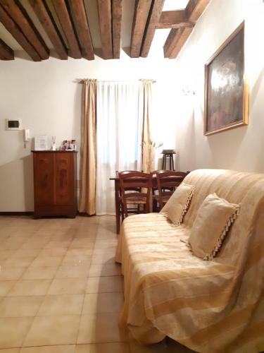 1 dormitorio con 1 cama y comedor con mesa en Appartamento Rialto Laura, en Venecia