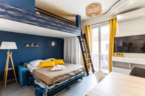une chambre avec un lit avec un mur bleu dans l'établissement Relaxhome - Hypercentre - Clim - Netflix, à Cannes