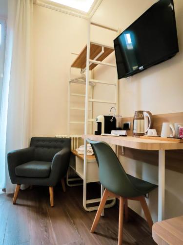 a living room with a desk and a chair at My Maison 109 Guest House in Rome