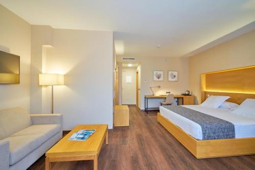 Postel nebo postele na pokoji v ubytování Hotel Guadalmedina