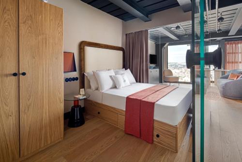 سرير أو أسرّة في غرفة في Stay Lab Residence & Hotel
