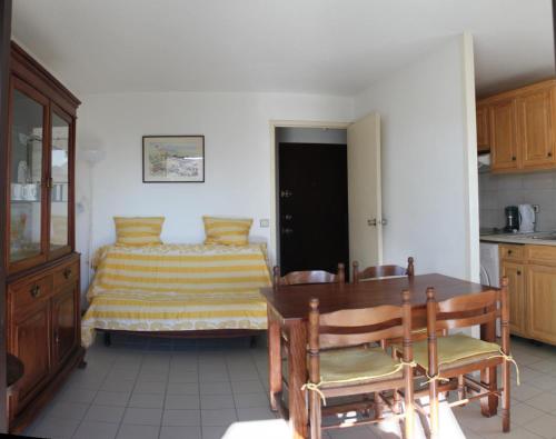 une chambre avec un lit, une table et des chaises dans l'établissement Anglet plage T2 vue parc Atlantide, à Anglet