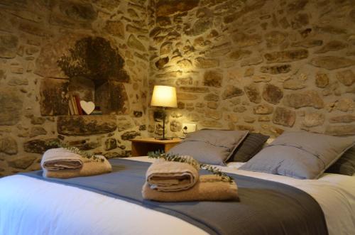 Tempat tidur dalam kamar di Cal Puó Turismo Rural
