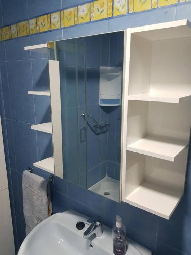 bagno con lavandino e specchio sopra il lavandino di Apartment in Fragoso street, very spacious and close to Samil. a Vigo