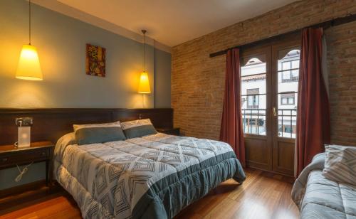 Un pat sau paturi într-o cameră la Hospedium Hotel La Fuente
