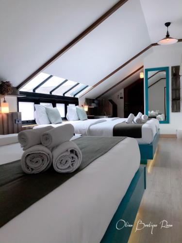 two beds in a hotel room with towels at Otium Boutique Room in Pai
