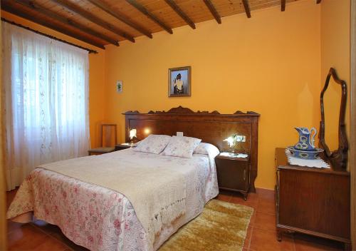 a bedroom with a large bed and a window at Casa Elena Turismo Rural in Reinante