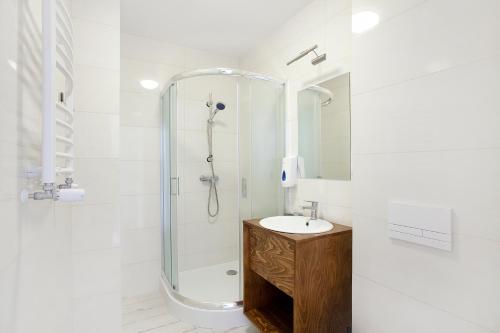 a bathroom with a shower and a sink at Apartamenty Góra in Wejherowo