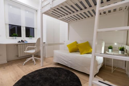 sypialnia z łóżkiem piętrowym i biurkiem w obiekcie Apartment Paruta 76 w Mediolanie