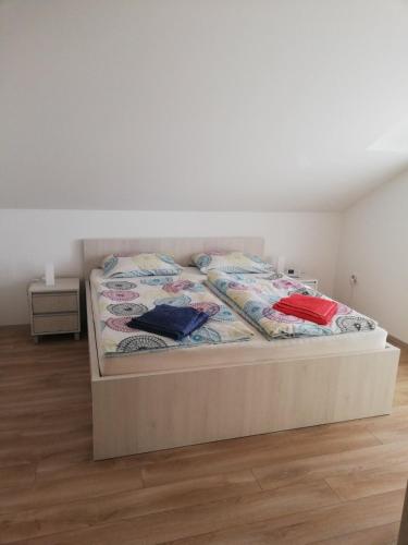 ein Bett mit zwei Kissen darauf in einem Schlafzimmer in der Unterkunft Slavuj in Novi Sad