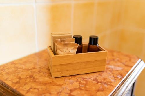 a wooden box with two bottles on top of a counter at Palazzo Lauritano in Agerola