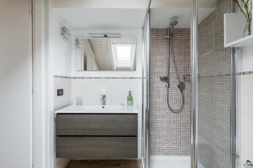 y baño con lavabo y ducha. en In Our Home by Holiday Solutions en Como