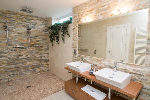 baño con 2 lavabos y espejo grande en LA CASA DE ANVER, en La Lastrilla