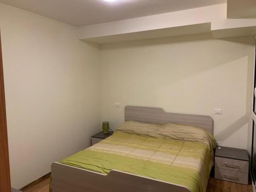 1 dormitorio pequeño con 1 cama y 2 mesitas de noche en La Casina di Montagna by Dimorra, en Rivisondoli