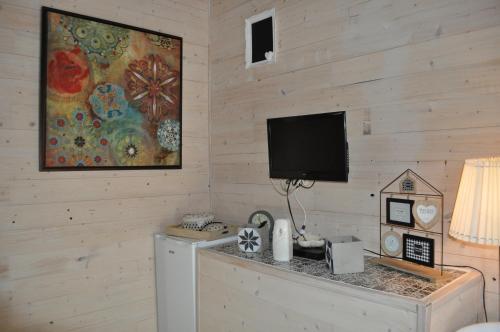 Cette chambre dispose d'une télévision murale et d'un réfrigérateur. dans l'établissement le studio d'Oihana, à Lauzun