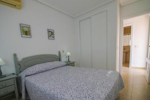 A bed or beds in a room at RA447 1ª Linea, vistas al mar Veramar 5