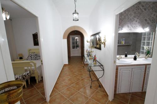 a hallway leading to a kitchen and a dining room at Casa Rural Mérida in Aljucén