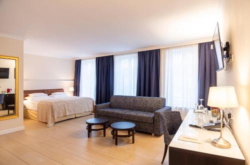 a hotel room with a bed and a chair at Hotel Spiess & Spiess in Vienna
