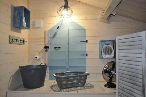 uma casa de banho com uma cabina de duche em vidro e uma cesta. em le studio d'Oihana em Lauzun