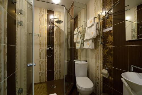 A bathroom at Derzhava Hotel
