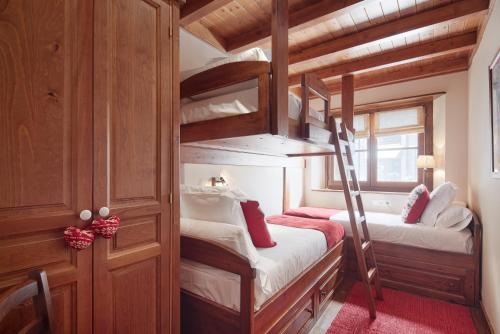 Postel nebo postele na pokoji v ubytování Val de Ruda Luxe 65 by FeelFree Rentals