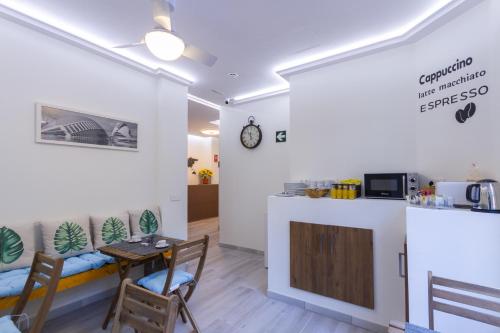 - une salle à manger et une cuisine avec une table et des chaises dans l'établissement A Casa Martínez B&B, à Valence