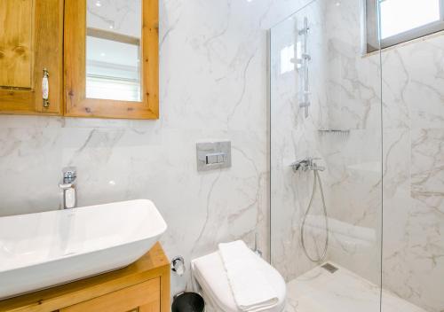 Et badeværelse på Villa 3 Sleeps 4 Isolated Honeymoon-Villa Lale