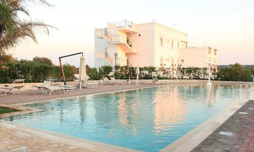 Bazén v ubytování Hotel Madonna Delle Grazie nebo v jeho okolí