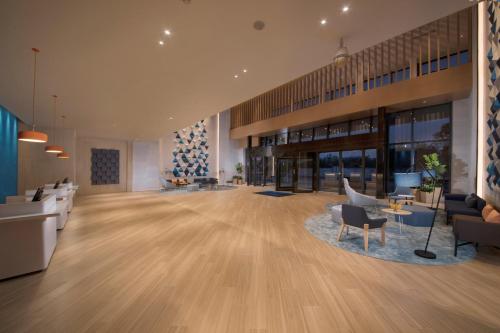 an empty lobby of an office building at Holiday Inn Express Xiamen Airport Zone by IHG in Xiamen