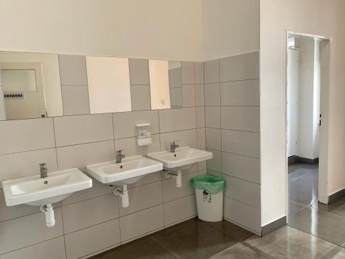 uma casa de banho com 2 lavatórios e um espelho em Hostel Fontána em Praga