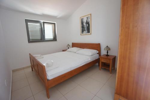 een slaapkamer met een bed, een tafel en een raam bij Apartments Bečići Sunset in Budva