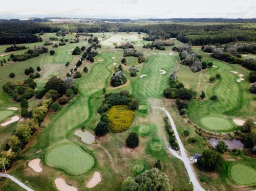 Kemudahan golf di apartmen atau berdekatan