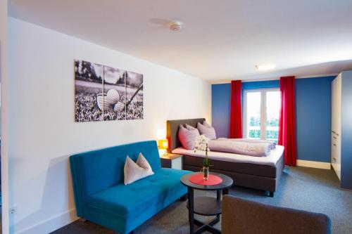 ein Wohnzimmer mit einem Sofa und einem Bett in der Unterkunft Appartements am Rindhof in Münnerstadt