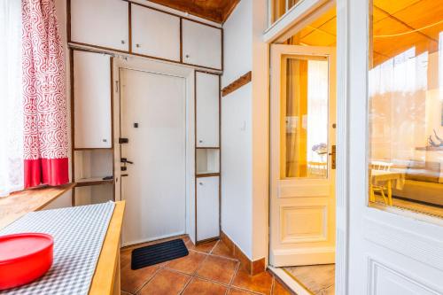 um quarto com uma porta e uma tigela vermelha numa mesa em Victus Apartamenty, Victus Apartament Fiord em Sopot