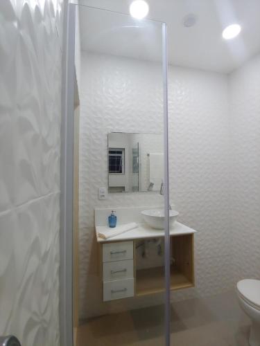 a bathroom with a sink and a mirror at Aconchego Serra Imperial - Suítes in Petrópolis