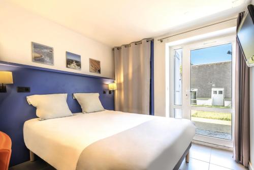 une chambre avec un grand lit et une fenêtre dans l'établissement Belambra Clubs Guidel - Les Portes De L'Océan, à Guidel-Plage
