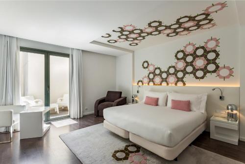 巴塞隆納的住宿－卡拉室友酒店，一间卧室设有一张床和一间客厅。