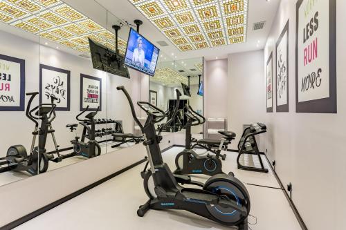 
The fitness center and/or fitness facilities at Room Mate Carla
