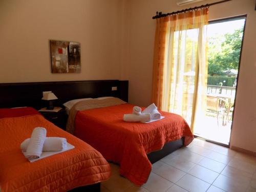 Habitación de hotel con 2 camas y toallas. en Alisachni, en Paralia Panteleimonos