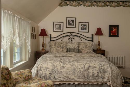 Ένα ή περισσότερα κρεβάτια σε δωμάτιο στο Camden Maine Stay Inn