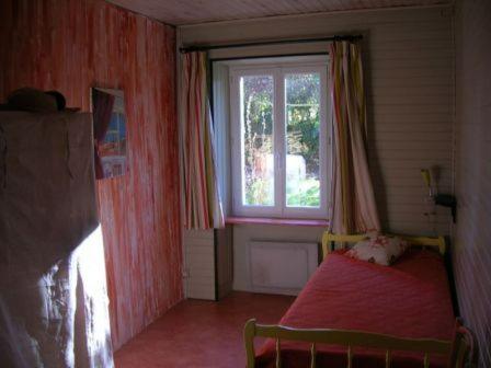 ein kleines Schlafzimmer mit einem Bett und einem Fenster in der Unterkunft Gîtes Ermitage Saint Romble in Crézancy
