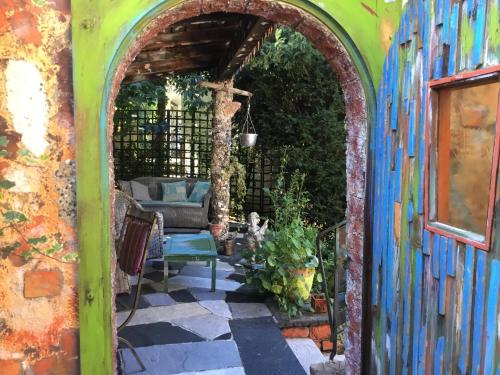 an archway leading into a garden with a couch at Casa toscana in Thun