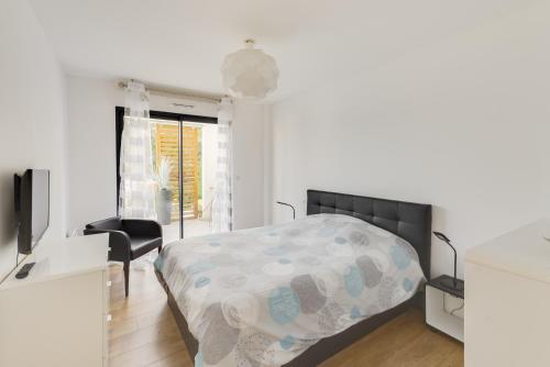 una camera con letto, scrivania e TV di L'Ebene a Coti-Chiavari