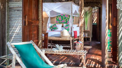 a room with a bed and a chair at Rancho Do Peixe in Prea