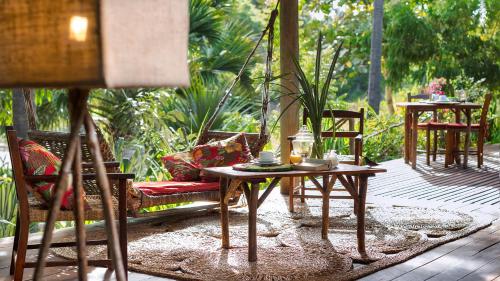 a patio with a hammock and a table and chairs at Rancho Do Peixe in Prea
